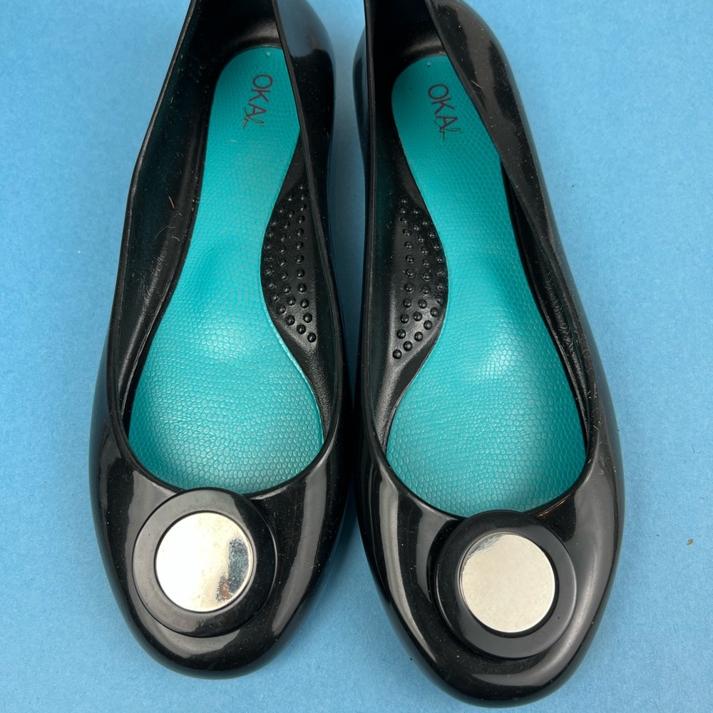 Women’s black flats